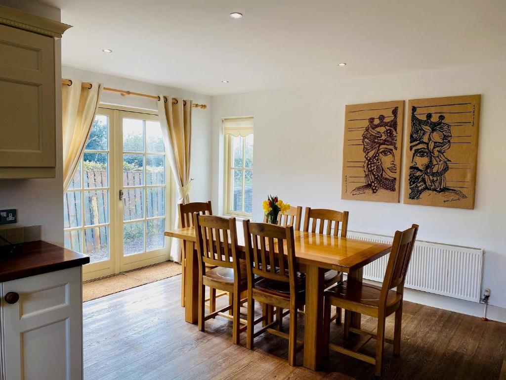 Bright, modern, home easy stroll along pathway into Kenmare