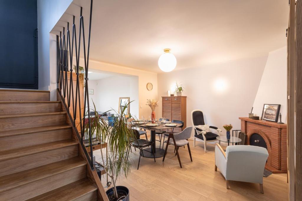 - une salle à manger et un salon avec une table et des chaises dans l'établissement La Cocotte - Maison pour 6 quartier Sainte-Thérèse, à Rennes