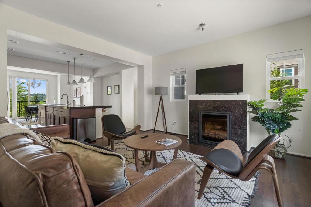 Μια τηλεόραση ή/και κέντρο ψυχαγωγίας στο Redmond 1br w parking nr parks schools SEA-691