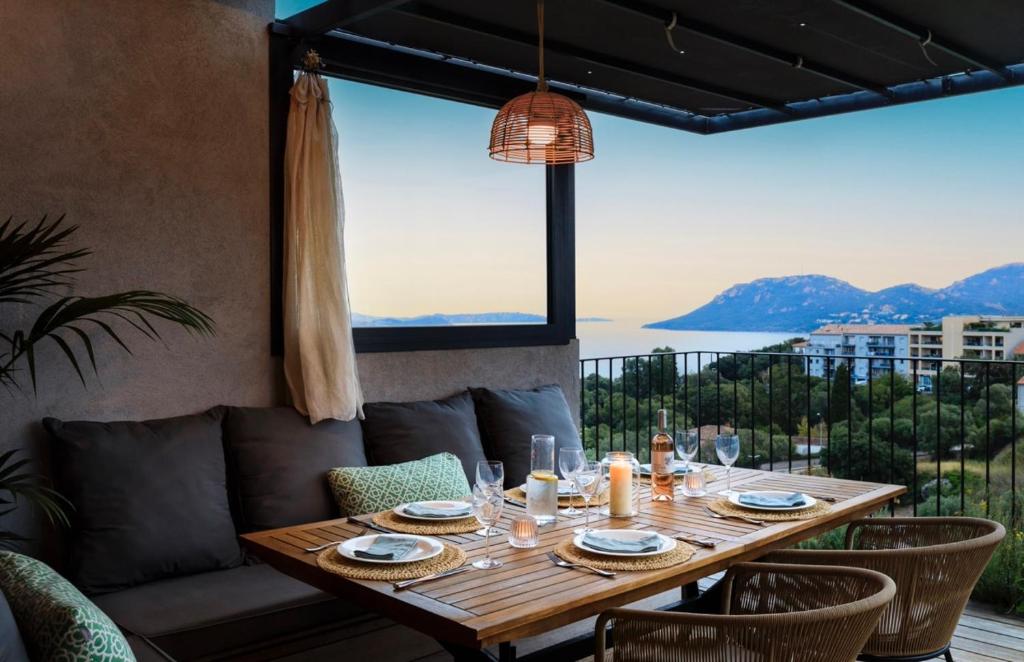 a dining table with a view of the ocean at Penthouse Les Oliviers in Porto-Vecchio