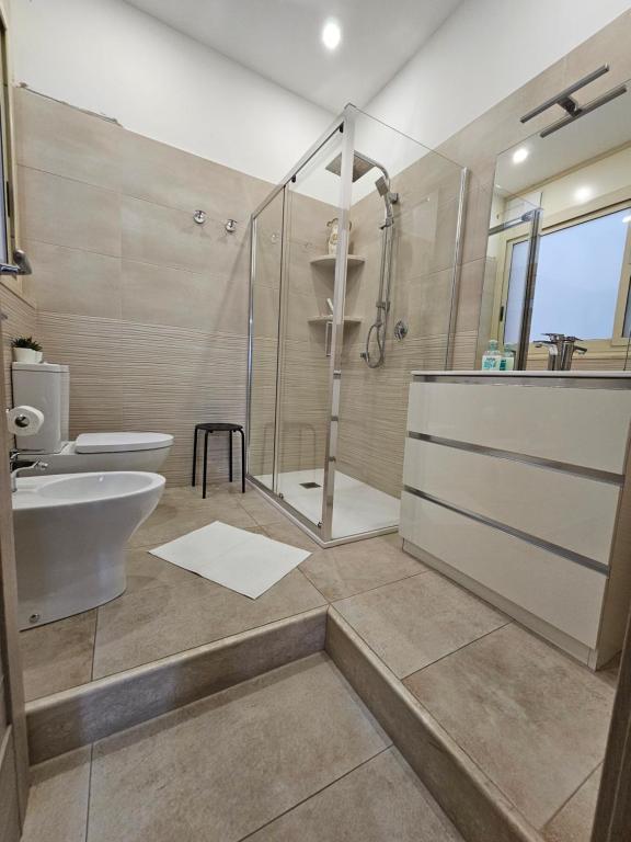 ein Bad mit einer Dusche, einem WC und einem Waschbecken in der Unterkunft LU&TO HOUSE CATANIA in Catania