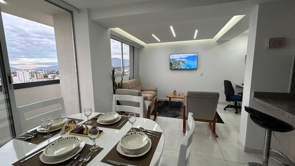 a dining room with a table and a living room at Lujoso y Confortable Apartamento in Cúcuta