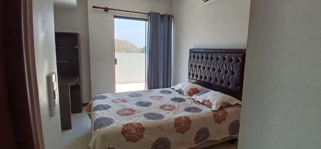 - une chambre avec un lit et une fenêtre dans l'établissement ¡Hermoso y Céntrico Dpto.!, à Santa Cruz de la Sierra