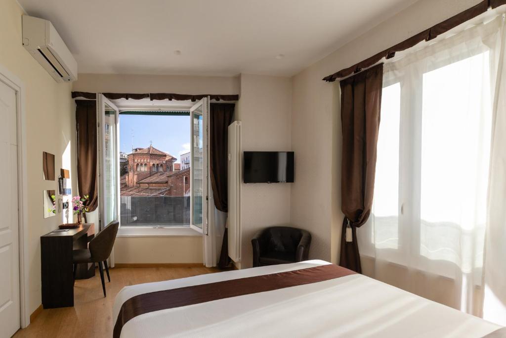 Un pat sau paturi într-o cameră la Aiello Rooms - San Babila