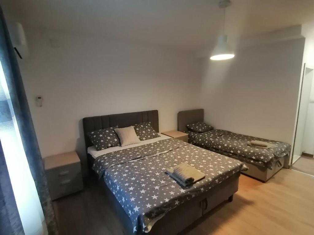 een slaapkamer met een bed en een bank erin bij Apartman Ena in Kraljevo
