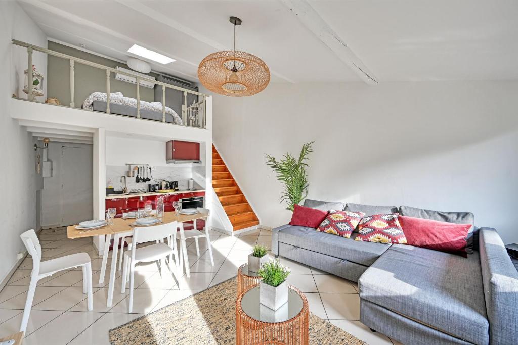 un soggiorno con divano e tavolo di LE NOE - AC CLiM - Wi-Fi ad Avignone