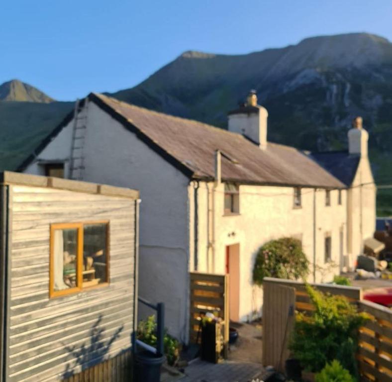 貝什斯達的住宿－Snowdonia Mountain Lodge，前面有栅栏的小白色房子