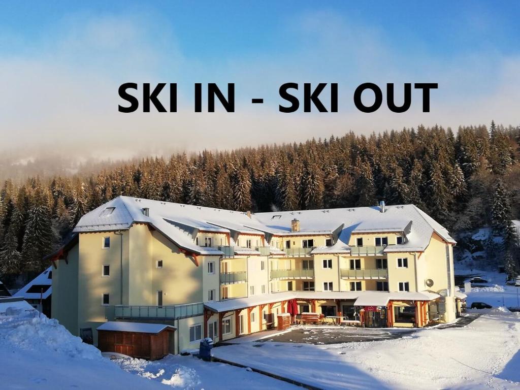 um edifício na neve com as palavras pele em seis em Residenz Grafenmatt Feldberg em Feldberg