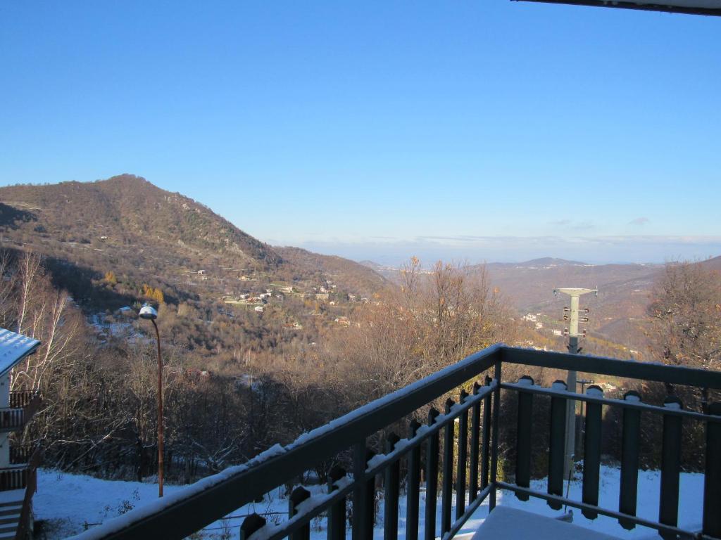 a balcony with a view of a mountain at Il Bric in Viola