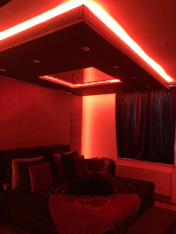 Camera con letto illuminato di rosso di Pause Thermale a Herstal