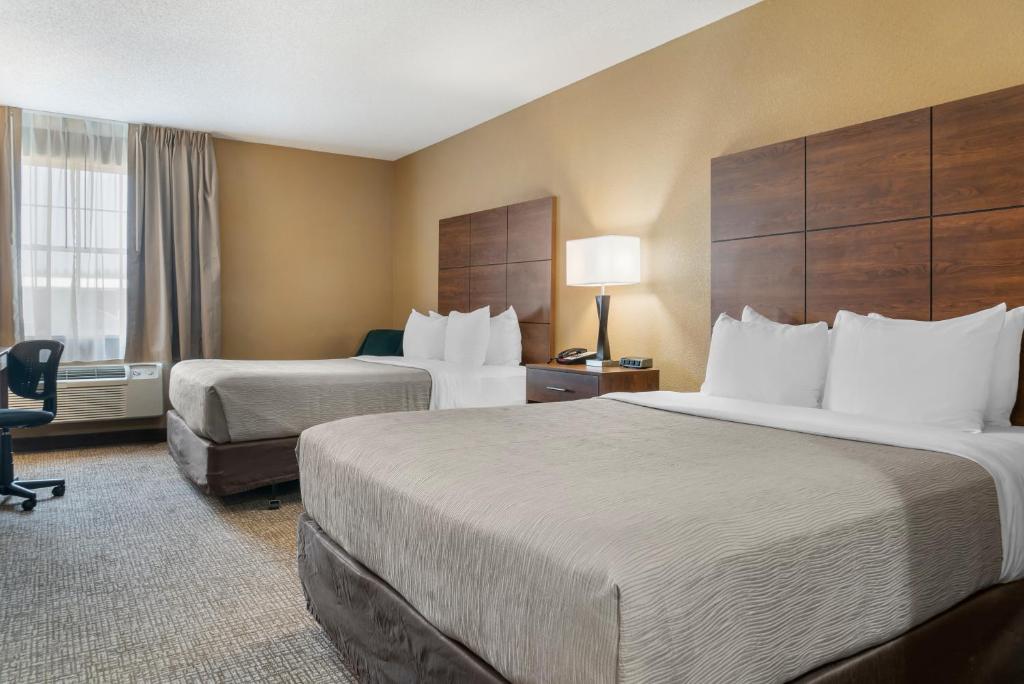 Кровать или кровати в номере Quality Inn & Suites