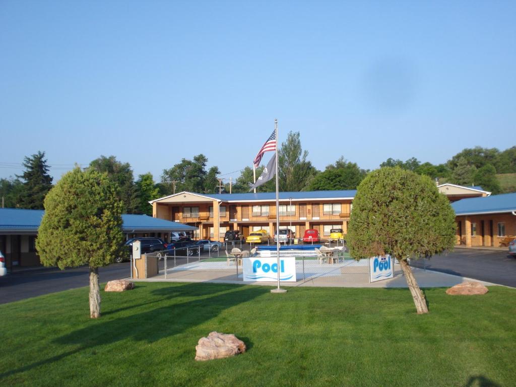 a building with a park in front of it at Hills Inn in Hot Springs