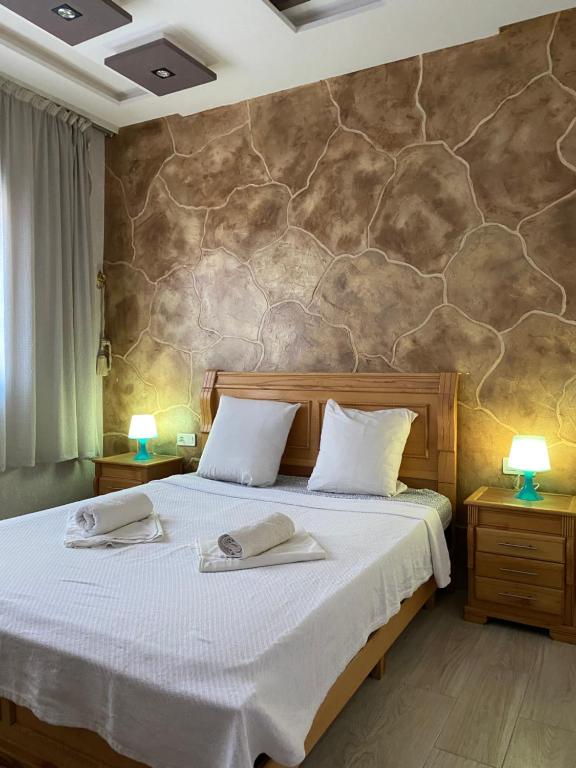 sypialnia z łóżkiem z dwoma ręcznikami w obiekcie Abrid Surf w mieście Tamraght Ouzdar