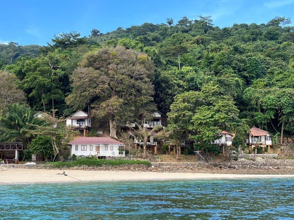 Phi Phi Private Beach Resort في جزيرة في في: مجموعة منازل على شاطئ