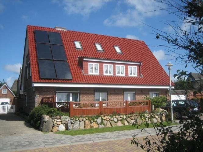 une maison en briques avec un toit rouge dans l'établissement App-West-ARH-132, à Westerland