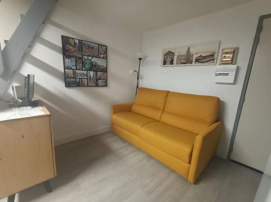 Photo de la galerie de l'établissement Appartement T2 pour 4 personnes avec piscine et court de tennis 4SANT53, à Saint Pierre La Mer