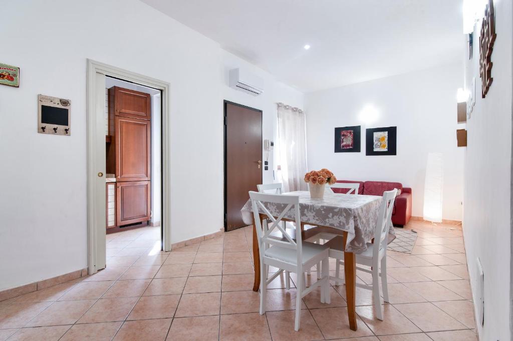 un comedor blanco con una mesa y sillas blancas en Le 2 Palme Family House - Lecce Selection, en Lecce