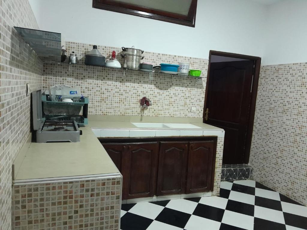 uma cozinha com um lavatório e uma bancada em RESIDENCE ABOU YASSINE em Dakhla