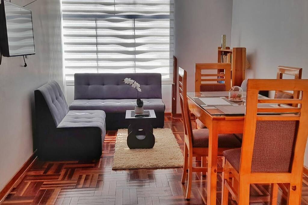 uma sala de estar com um sofá e uma mesa em Delgado's home em Cusco