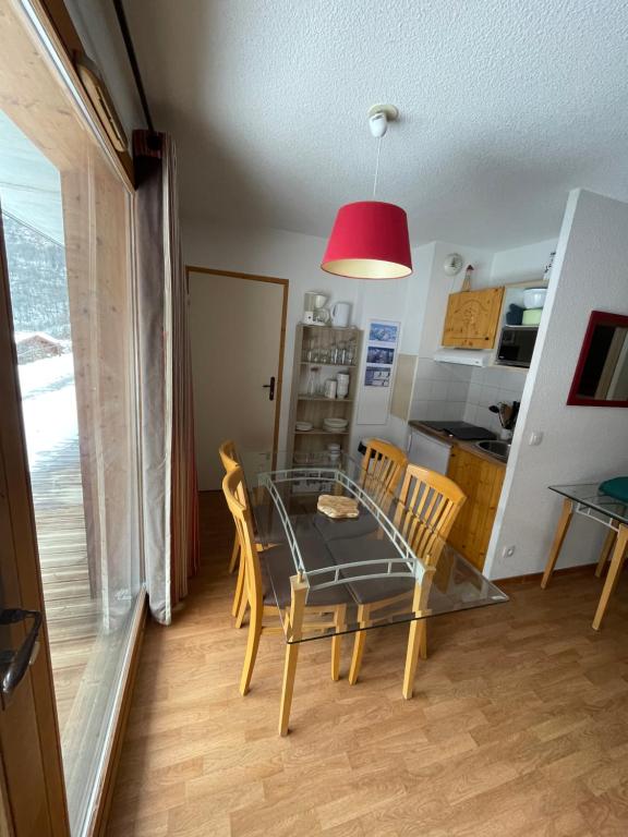 Kuchyň nebo kuchyňský kout v ubytování Studio Orelle 3 Vallées - Spa & Piscine - Apt 006