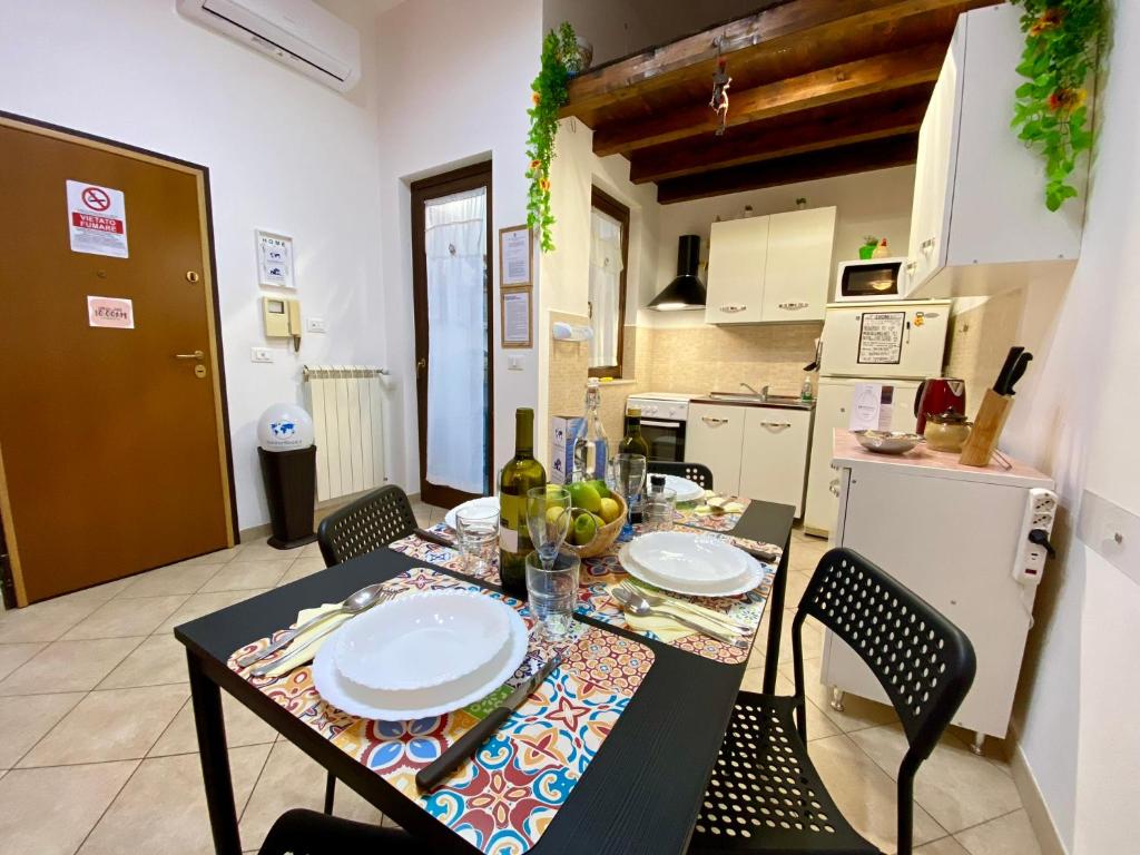 uma cozinha com uma mesa com pratos e copos em Balat City by Holiday World em Palermo