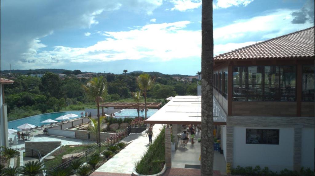 vista sulla piscina di un resort di Quinta Santa Bárbara a Pirenópolis