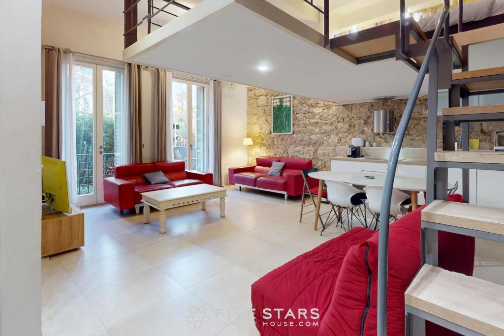 un salon avec un canapé rouge et une table dans l'établissement Loft Gambetta 33 Fshh, à Nice
