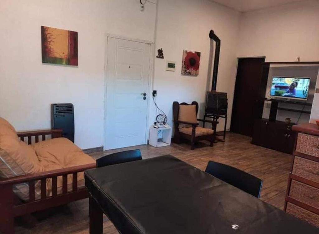 - un salon avec un canapé et une télévision dans l'établissement Casa en Cabalango, à Cavalango