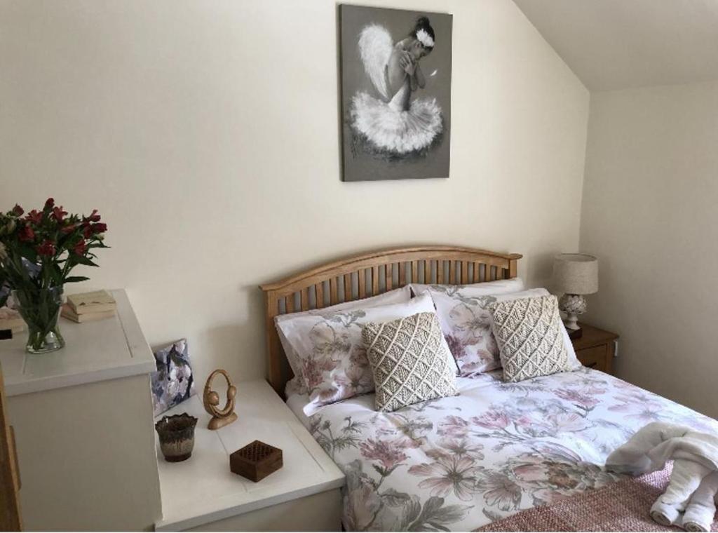 a bedroom with a bed and a nightstand with a bed sidx sidx at Bramble cottage with free parking in Bridgnorth