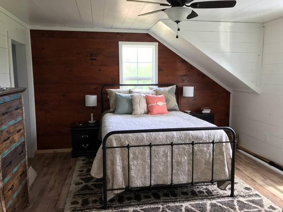 een slaapkamer met een bed en een plafondventilator bij Barndominium with lake view, close to Nashville! in Lebanon