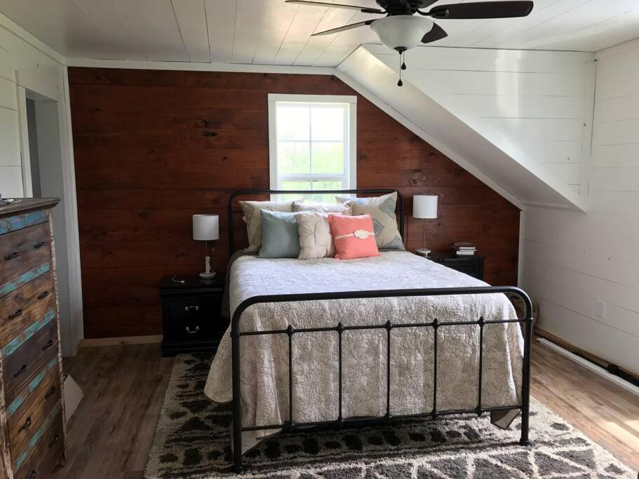 une chambre avec un lit et un ventilateur de plafond dans l'établissement Barndominium with lake view, close to Nashville!, à Lebanon