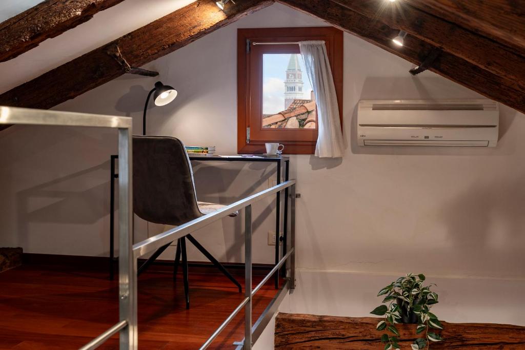 Habitación con escritorio y ventana. en Glass House - Loft 2 minutes to Rialto Bridge & View, en Venecia