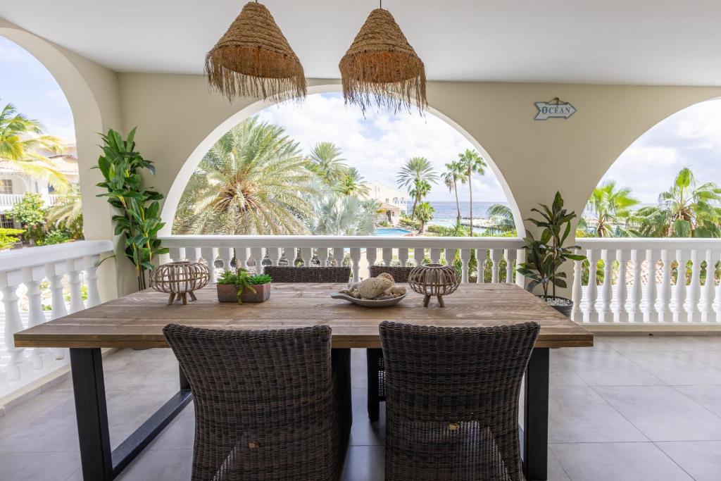 En balkon eller terrasse på Appartement Flamboyan op Ocean Resort, Mambo Curaçao
