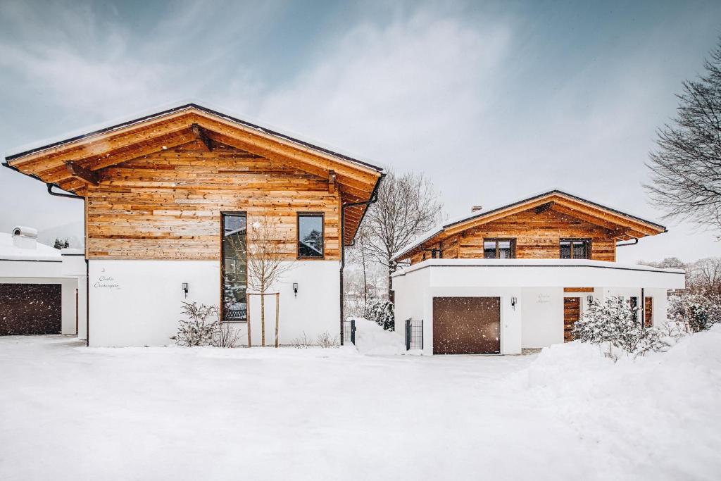 Ein Zuhause im Schnee mit zwei in der Unterkunft Chalet Alpspitze - Riverside in Garmisch-Partenkirchen