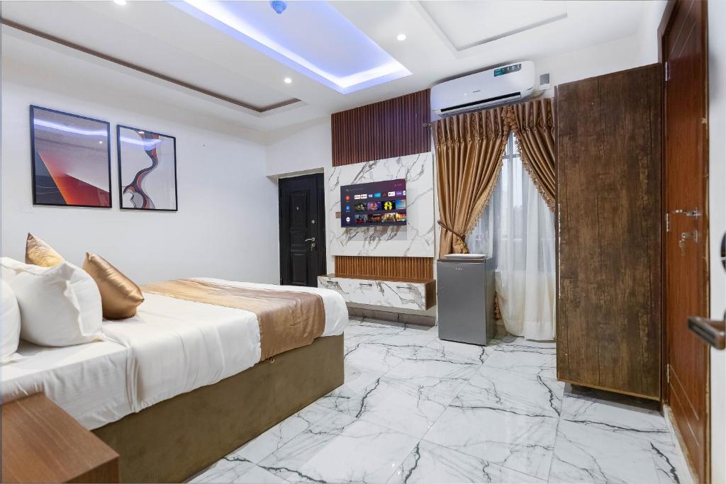 Postel nebo postele na pokoji v ubytování God's Touch Apartments Remi Fani Kayode GRA. Ikeja