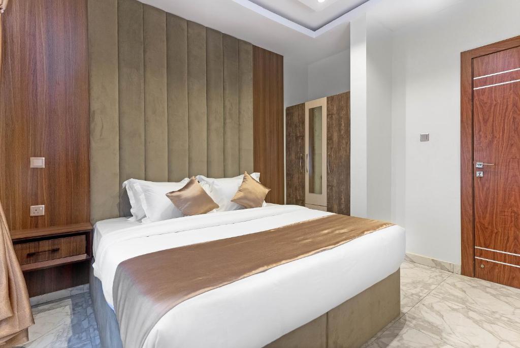 Postel nebo postele na pokoji v ubytování God's Touch Apartments Remi Fani Kayode GRA. Ikeja