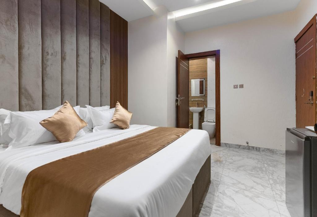 Postel nebo postele na pokoji v ubytování God's Touch Apartments Remi Fani Kayode GRA. Ikeja