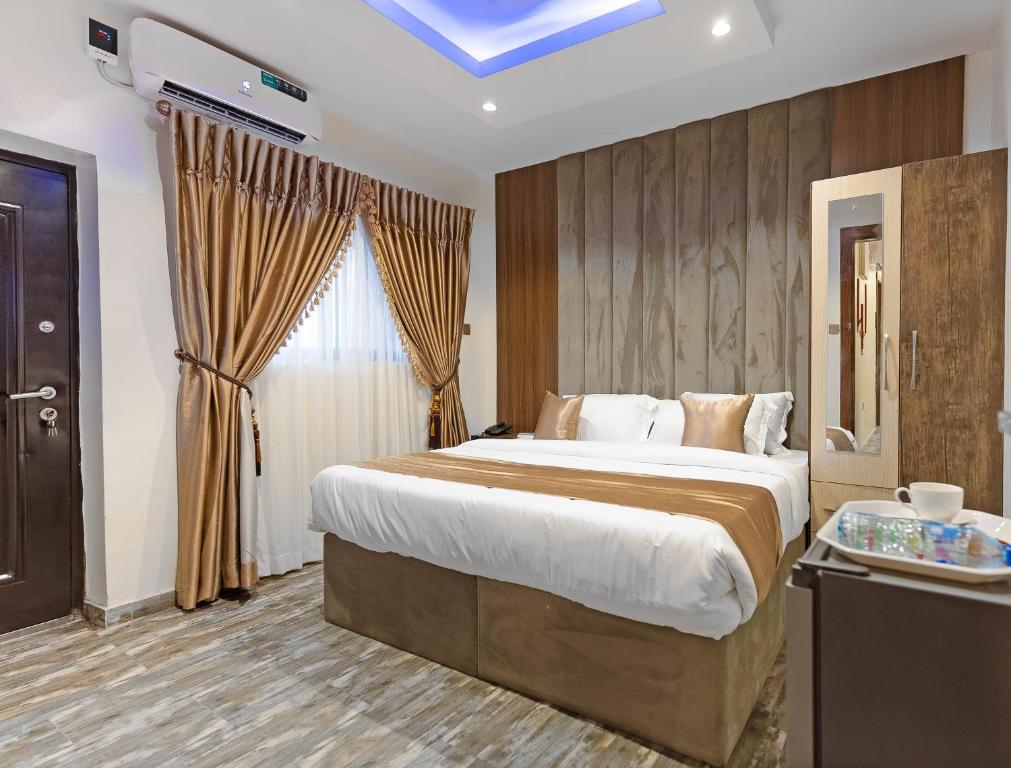 Postel nebo postele na pokoji v ubytování God's Touch Apartments Remi Fani Kayode GRA. Ikeja