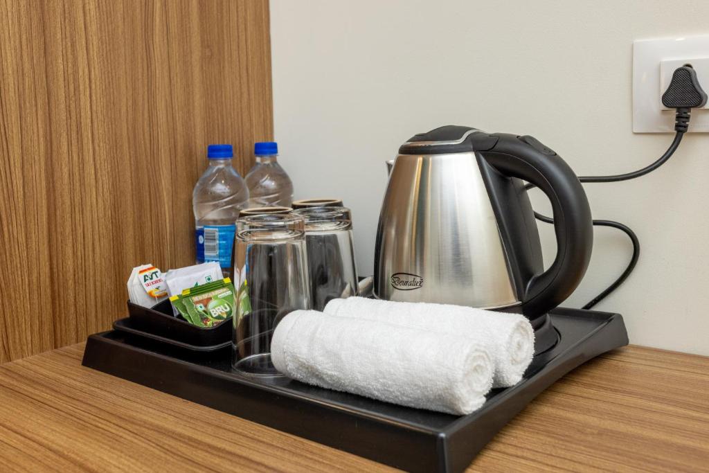 Příslušenství pro přípravu čaje a kávy v ubytování ESAA Airport Hotel