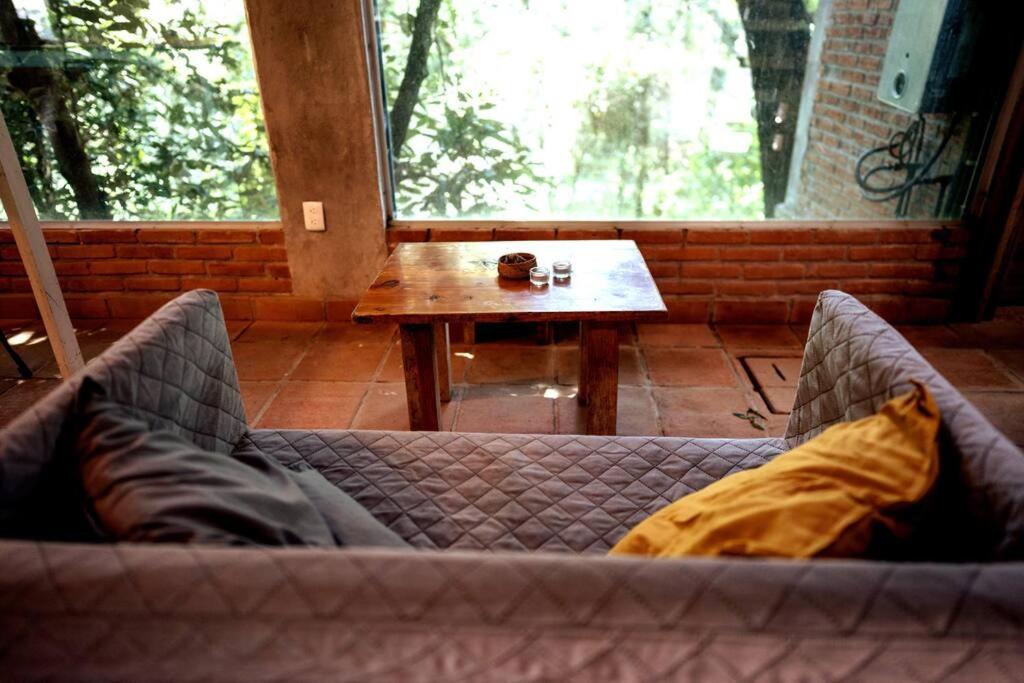 Posezení v ubytování The Red Cabin at the bottom of Tepoztlán's Forest