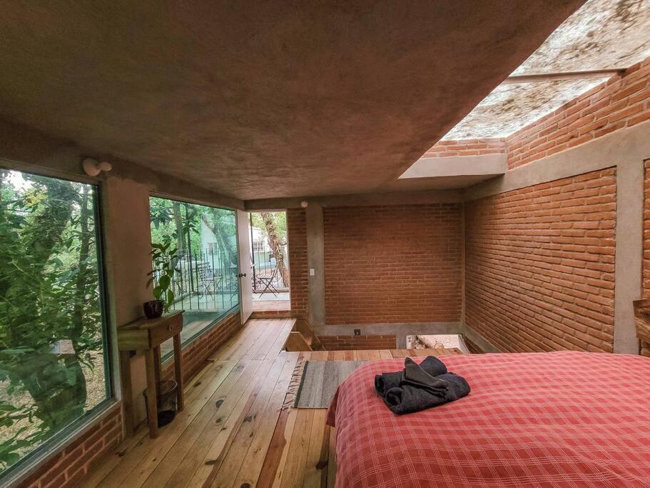 Postel nebo postele na pokoji v ubytování The Red Cabin at the bottom of Tepoztlán's Forest