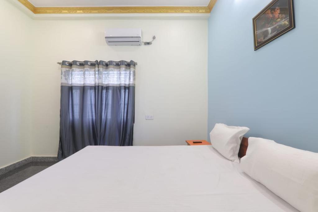 Postel nebo postele na pokoji v ubytování Hotel Atithi Satkar , Gobarsahi