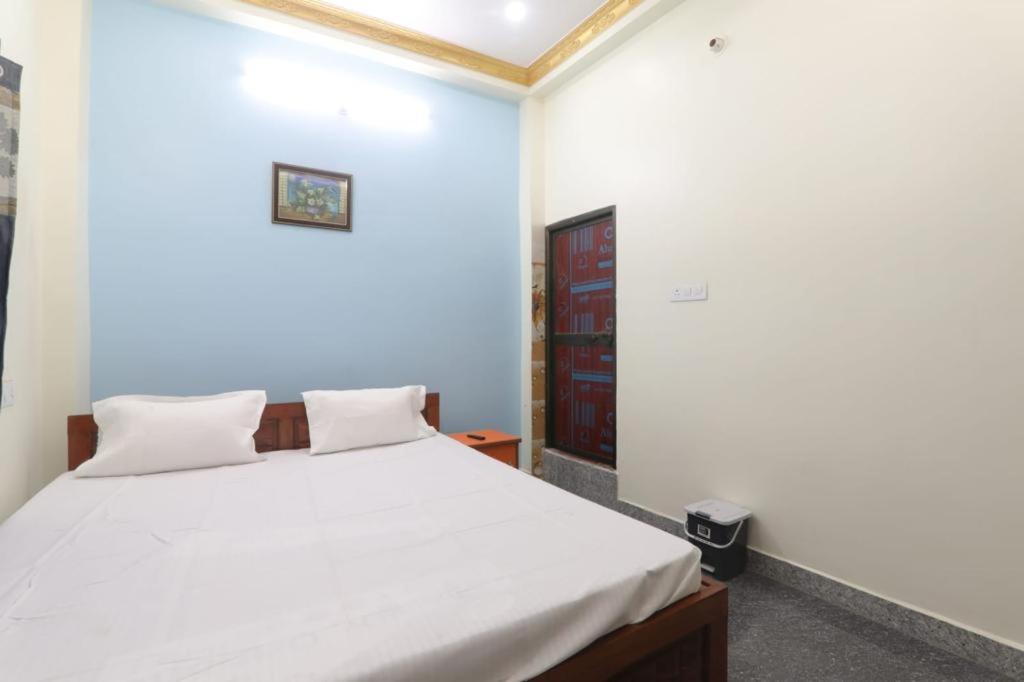 Postel nebo postele na pokoji v ubytování Hotel Atithi Satkar , Gobarsahi