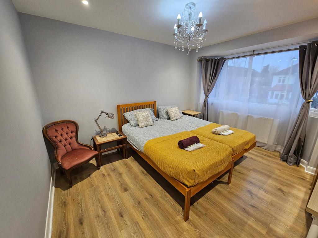 Beautiful family home, Free Parking, 30min Heathrow, 40min Wembley, 60min Central London - Deluxe Double Or Twin Room