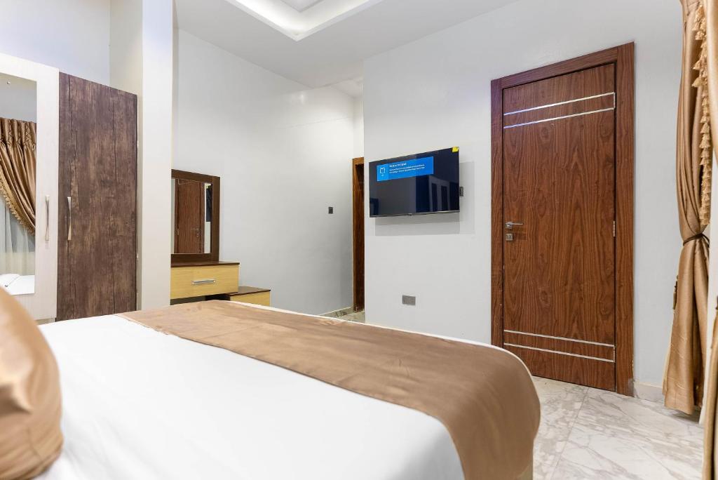TV a/nebo společenská místnost v ubytování God's Touch Apartments Remi Fani Kayode GRA. Ikeja