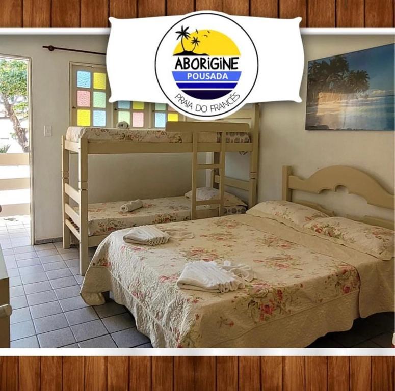 2 stapelbedden in een kamer met een bord waarop staat: "acoria tourismvisor" bij Suítes a 15 metros da praia in Marechal Deodoro