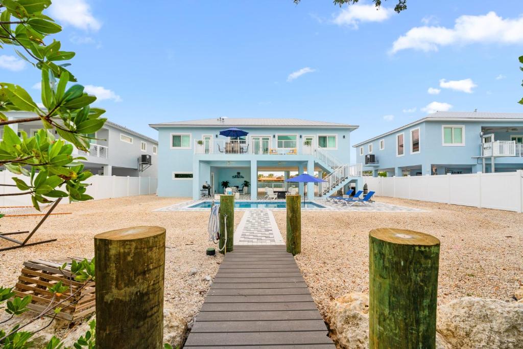 Bazén v ubytování Blue Pearl New Waterfront Haven with Heated Pool ,70 Foot Dock, and More! nebo v jeho okolí