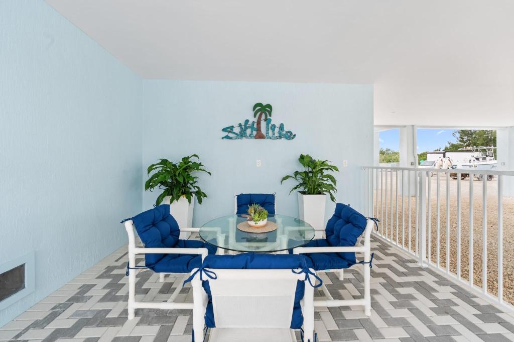 Posezení v ubytování Blue Pearl New Waterfront Haven with Heated Pool ,70 Foot Dock, and More!