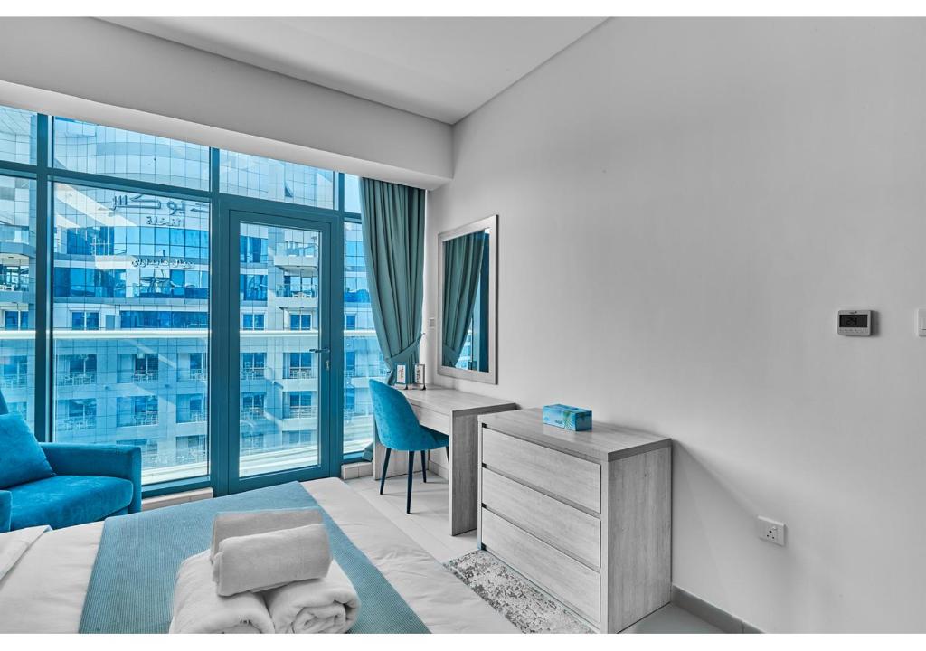 TV a/nebo společenská místnost v ubytování First Class Apartments in Seven Palm with direct Access to the West Palm Beach and Nakheel Mall