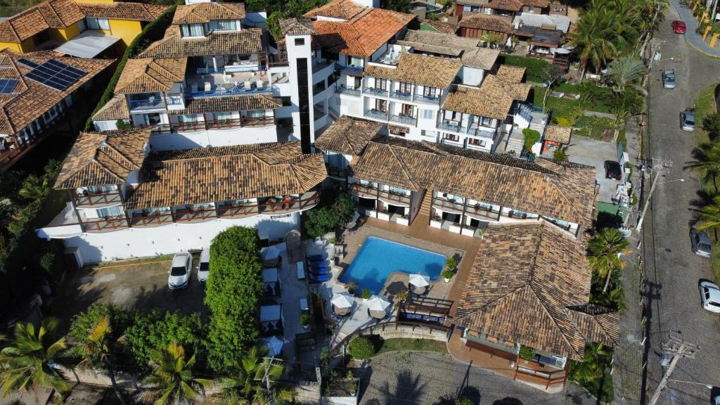 uma vista aérea de uma mansão com uma piscina em Coronado Beach Hotel em Búzios